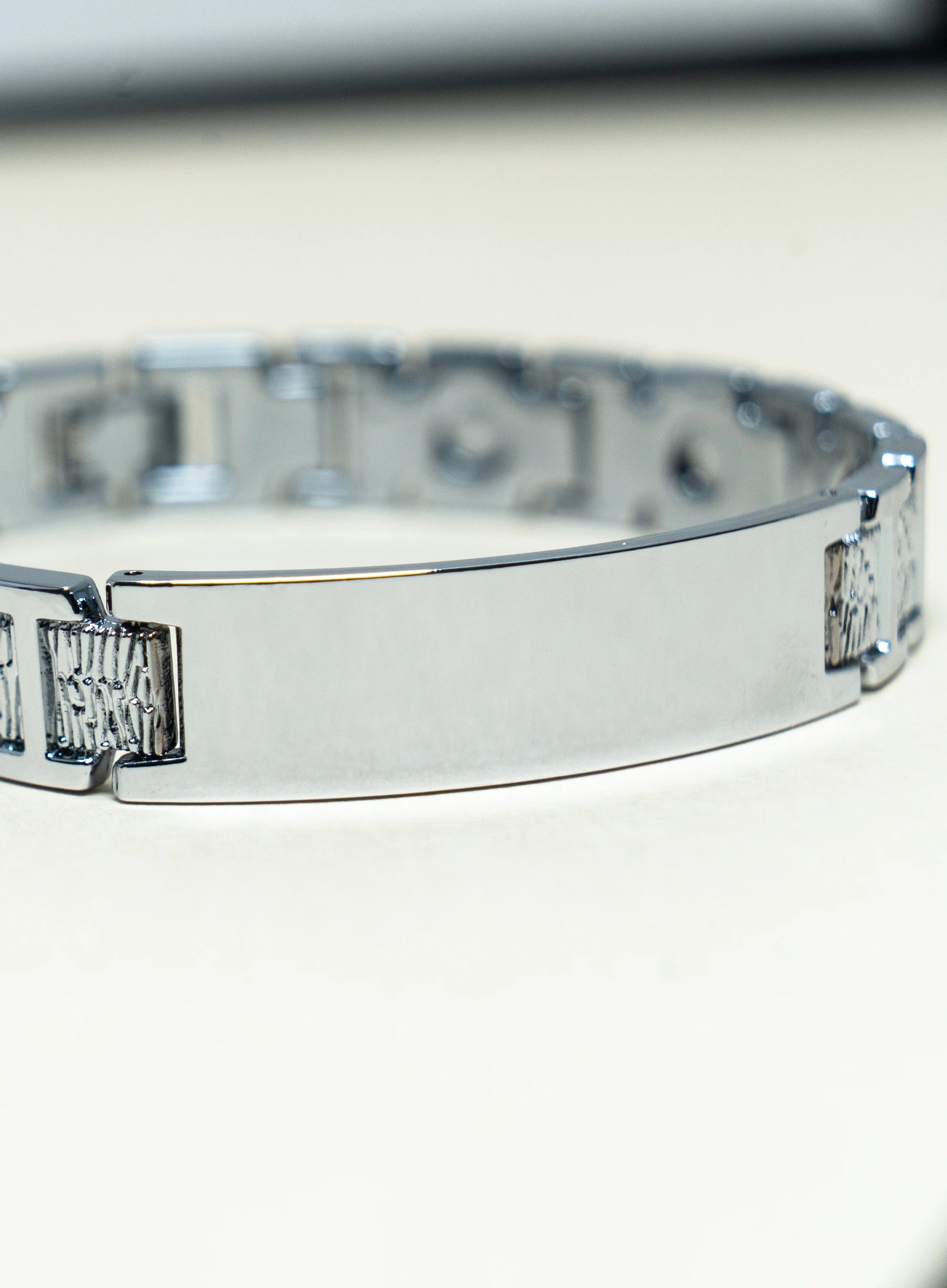 Customized Men and Women Bracelet Cuff Elegant Premium Finish Chain Bracelet